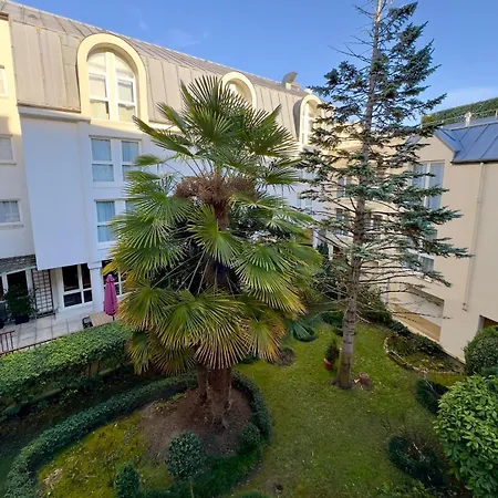 Center Studio, Castle And Insead * Fontainebleau
