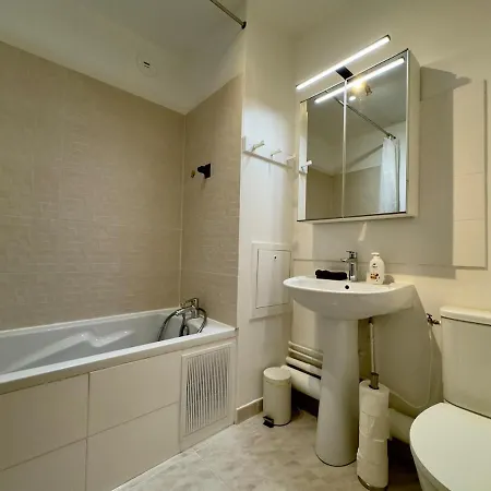 Center Studio, Castle And Insead * Fontainebleau