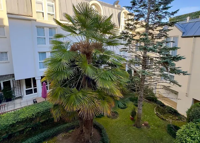 Center Studio, Castle And Insead * Fontainebleau