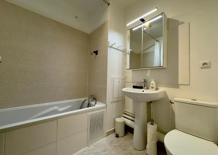 Center Studio, Castle And Insead * Fontainebleau